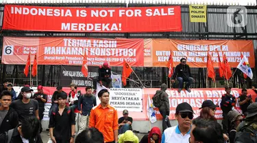 Massa dari berbagai elemen terus berdatangan melakukan aksi penolakan revisi UU Pilkada di depan gedung MPR, DPR, dan DPD RI, Jakarta, Kamis (22/8/2024). (Liputan6.com/Angga Yuniar)