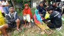 Tenaga medis dari Dinas Kesehatan Kabupaten Karawang melakukan pemeriksaan kesehatan seorang lansia pengungsi korban gempa bumi di desa Mangunkerta, kecamatan Cugenang, Cianjur, Jawa Barat, Rabu (23/11/2022). Hari ketiga pasca gempa magnitudo 5,6 mengguncang Cianjur, Kementerian Kesehatan (Kemenkes) mengirimkan sejumlah dokter termasuk dokter spesialis dan kebutuhan obat-obatan. (merdeka.com/Arie Basuki)