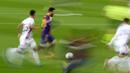 Striker Barcelona, Lionel Messi, menggiring bola melewati pemain Real Valladolid pada laga Liga Spanyol di Stadion Camp Nou, Selasa (6/4/2021). Barcelona menang dengan skor 1-0. (AP Photo/Joan Monfort)