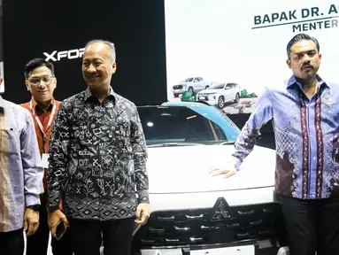 Menteri Perindustrian Agus Gumiwang Kartasasmita (ketiga kiri) bersama Menteri UMKM Maman Abdurrahman saat pembukaan Indonesia International Motor Show (IIMS) 2025 di JIExpo Kemayoran, Jakarta, Kamis (13/2/2025). (Liputan6.com/Herman Zakharia)