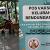 Banner pos vaksinasi di RPTRA Rusun Benhil, Jakarta, Rabu (6/7/2022). Presiden Joko Widodo resmi menetapkan vaksinasi dosis ketiga atau vaksin booster jadi syarat untuk kegiatan masyarakat yang melibatkan masyarakat banyak. (Liputan6.com/Johan Tallo)
