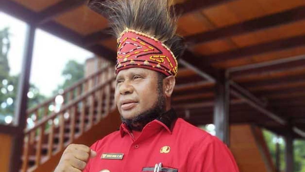 Ketua Dewan Adat Daerah (DAD) Manokwari Selatan, Markus Waran menyatakan kekhawatiran dan meminta Maxsi N. Ahoren memberikan penjelasan kepada publik.