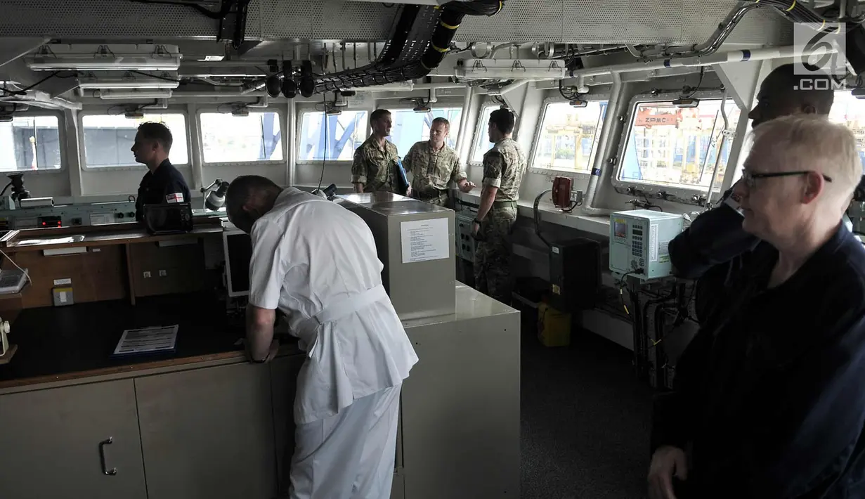 Sejumlah petugas berada di salah satu ruangan kapal perang HMS Albion, Jakarta, Minggu (22/4). Kapal ini memiliki panjang 176 meter dan mampu melaju dengan kecepatan hingga 33 km per jam. (Merdeka.com/Iqbal S. Nugroho)