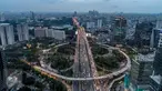 Orang-orang yang lewat Simpang Susun Semanggi kemarin (29/7) tak lupa mengunggah ke media sosial. (Sumber foto: Liputan6.com/Faizal Fanani)