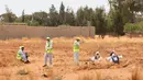 Tim pakar bekerja di lokasi kuburan massal di Kota Tarhuna, Libya, Selasa (23/6/2020). Direktur Departemen Pencarian Jasad Lutfi Al-Misurati mengatakan 10 jasad tak dikenal ditemukan di kuburan massal Kota Tarhuna. (Xinhua/Hamza Turkia)