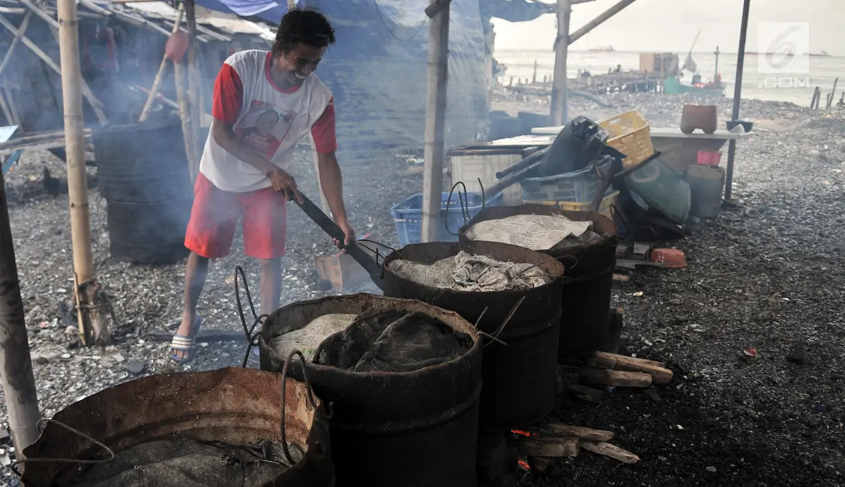 Pekerja merebus kerang hijau di kawasan Muara Angke, Jakarta, Rabu (23/1). Selain berimbas pada hasil tangkapan, laut yang tercemar limbah juga mempengaruhi pertumbuhan daging kerang. (Merdeka.com/Iqbal S. Nugroho)