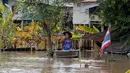 Warga di Distrik Sena menunggu bantuan dari PM Thailand, Ayutthaya, Thailand (5/10). Thailand mengatakan sekitar 96.000 hektare terendam dan banyak akses terputus.( Reuters/Chaiwat Subprasom)