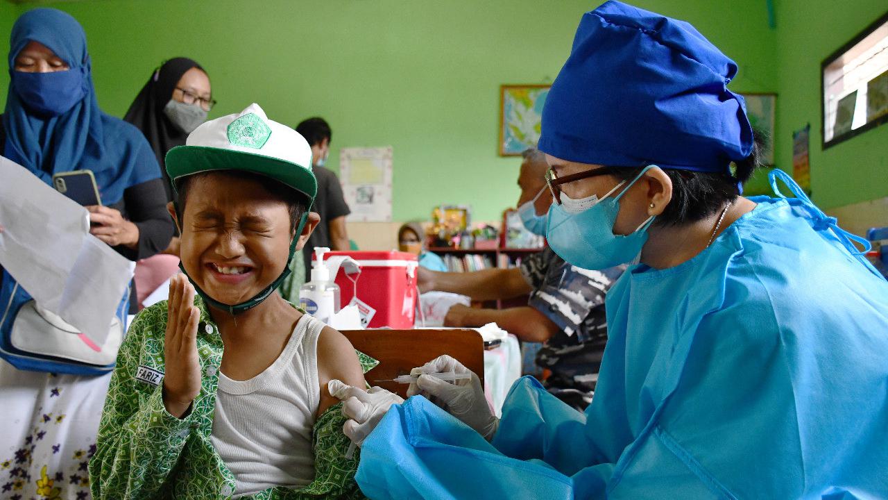 Vaksinasi anak usia 6-11 tahun di MI Hidayatul Mubtadiin Bohar Taman Kabupaten Sidoarjo. (Dian Kurniawan/Liputan6.com)