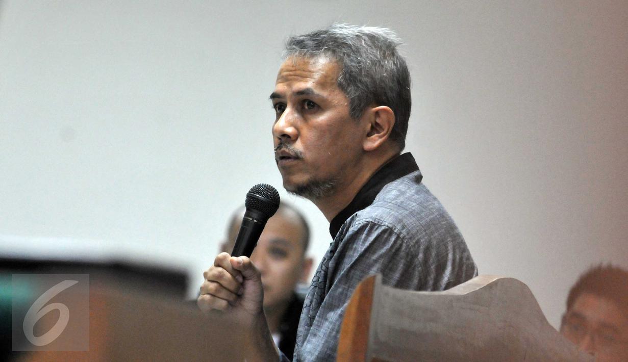 Mantan Dirjen Penyelenggaraan Haji dan Umrah Kemenag, Anggito Abimanyu memberi kesaksian di Pengadilan Tipikor, Jakarta, Senin (26/10/15).  Anggito menyatakan PPP merupakan partai yang paling banyak mendapat jatah kuota haji. (Liputan6.com/Helmi Afandi) 
