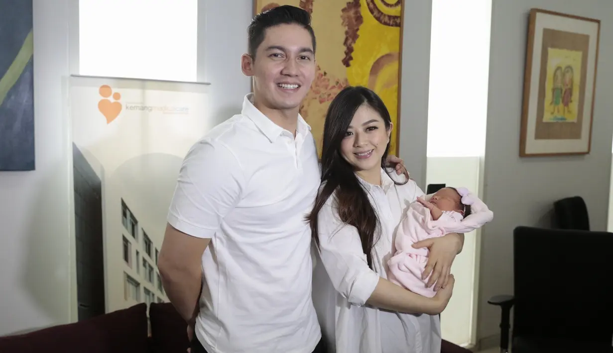 "Nah jadi enggak tahu juga namanya baru pertama, enggak tahu kontraksi gimana. Tanggal 28 kayaknya kontraksi, enggak dirasain, jam 4 pagi, tanggal 29 sudah bukaaan tujuh," ujar Franda saat jumpa pers di RSIA Kemang Medical Care, Jakarta, Rabu (2/5).