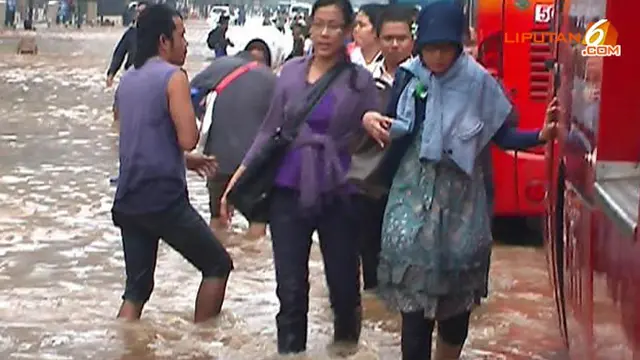 Banjir, Karyawan Perkantoran di MH Thamrin Pulang
