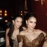 Enzy Storia dan Cinta Laura Dibalut Gaun Batik di Paris Fashion Week 2024. [@enzystoria]