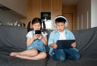 Libur sekolah seharusnya menjadi momen menyenangkan bagi anak dan keluarga. Namun pada praktiknya, liburan justru sering identik dengan anak yang semakin lama menatap layar gadget, mulai dari bermain game, menonton video, hingga scrolling tanpa henti. (foto/dok: freepik)