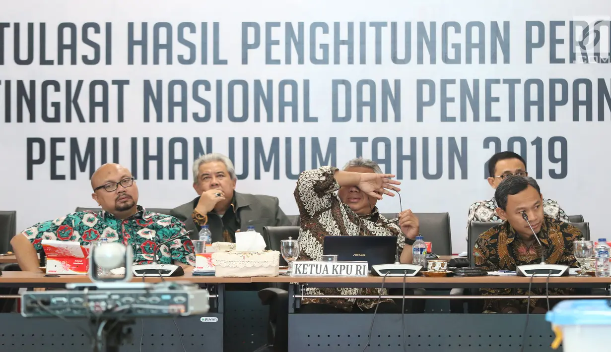 Ketua KPU RI, Arief Budiman (ketiga kiri) memimpin rapat Rekapitulasi Hasil Penghitungan Perolehan Suara Tingkat Nasional dan Penetapan Hasil Pemilihan Umum Tahun 2019, Jakarta, Minggu (5/5/2019). Rapat dihadiri partai politik, timses Capres/Cawapres dan Bawaslu. (Liputan6.com/Helmi Fithriansyah)