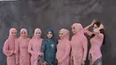 Meksi tanpa Syifa Hadju, Geng Mamayu kompak mengenakan kebaya pink dipadukan bawahan kain batik warna serasi. Lesti sendiri mengenakan kebaya birunya. [@kesharatuliu05]