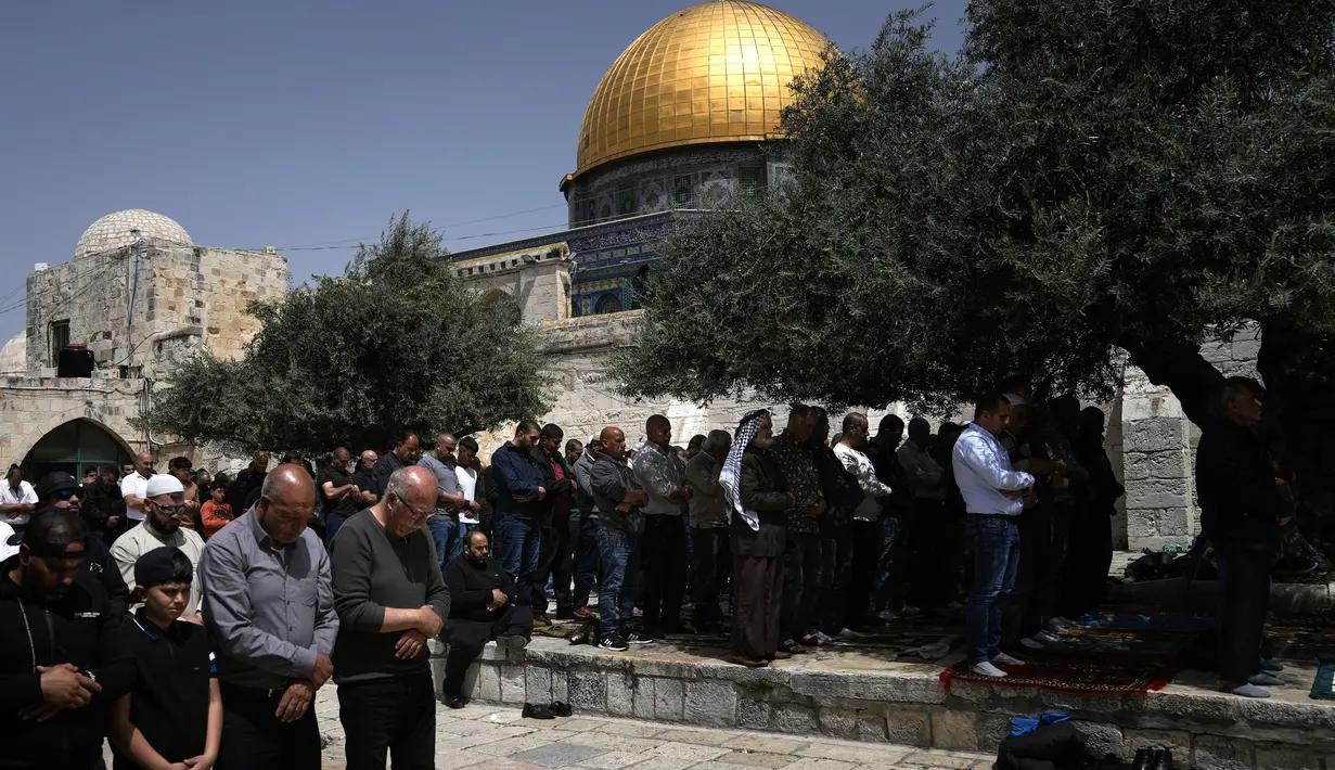 <p>Departemen Awqaf Islam di Yerusalem melaporkan bahwa ada sekitar 130.000 jemaah sholat di Kompleks Masjid Al Aqsa pada Jumat ketiga bulan Ramadhan. Ini merupakan setengah dari jumlah tahun lalu. (AP Photo/Mahmoud Illean)</p>