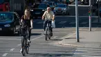 Para pengendara sepeda terlihat di sebuah jalan di Wina, Austria, pada 21 Agustus 2020. Wina mencatat 1,25 juta pengendara sepeda pada Juli, yang merupakan jumlah tertinggi di bulan Juli dalam catatan, demikian menurut Austrian Transport Club. (Xinhua/Guo Chen)