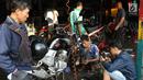 Montir mengecek kondisi kendaraan di bengkel sepeda motor di Jakarta, Jumat (16/6). Musim mudik membawa keberkahan tersendiri bagi bengkel service mobil dan motor. (Liputan6.com/Immanuel Antonius)