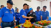 Emil Dardak saat merayakan HUT Partai di Rumah AHY Surabaya. (Dian Kurniawan/Liputan6.com)