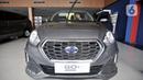 Pekerja membersihkan mobil Datsun Go+ Panca di Diler Nissan kawasan Pulogadung, Jakarta, Rabu (27/11/2019). PT Nissan Motor Indonesia berencana untuk menghentikan produksi Datsun di Indonesia pada 2020 mendatang. (merdeka.com/Iqbal Nugroho)