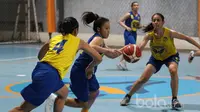 Tim Basket Putri Merpati Bali tengah berlatih di ASABA Arena, Jakarta,  Jumat (20/1/2017). Latihan ini guna persiapan untuk laga Merpati Bali Women Basketball Challenge 2017 di Bali. (Bola.com/Nicklas Hanoatubun)