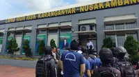 Direktorat Jenderal Pemasyarakatan memindahkan enam warga binaan high risk, Ammar Zoni dkk ke Nusakambangan. (Dok. Istimewa)