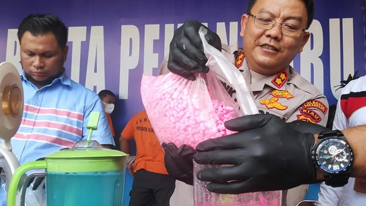 Pemusnahan narkoba jenis pil ekstasi di Polresta Pekanbaru menggunakan blender.