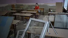 Dikelilingi oleh pecahan kaca dan puing-puing Sofia Zhyr (14) duduk di mejanya di sisa-sisa ruang kelasnya di Chernihiv School #21, yang dibom oleh pasukan Rusia pada 3 Maret, di Chernihiv, Ukraina, Selasa, 30 Agustus 2022. Banyak sekolah Ukraina dibuka kembali pada 1 September untuk pertama kalinya sejak invasi Rusia dimulai pada 24 Februari lalu. (AP Photo/Emilio Morenatti)