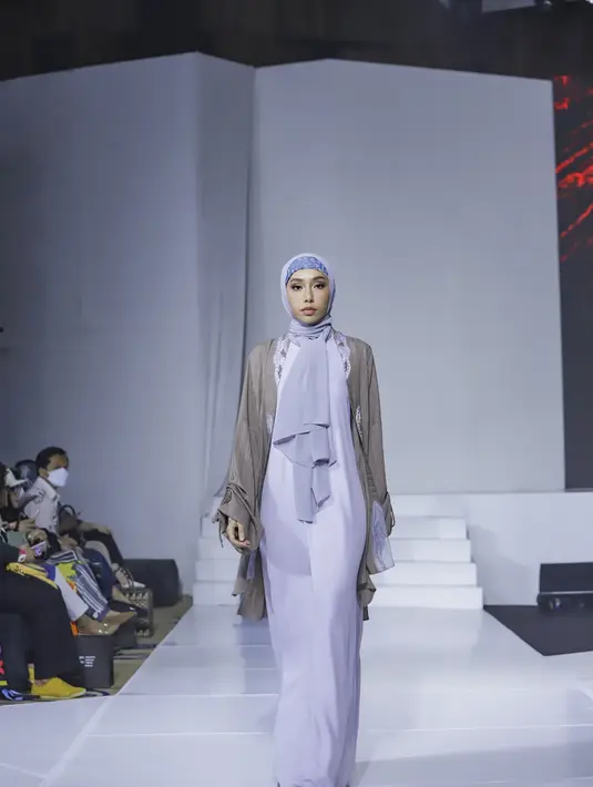 Paduan bahan brocade, organdi, dan poly crushed menghasilkan koleksi lembut dan elegan
[@JFT2023]