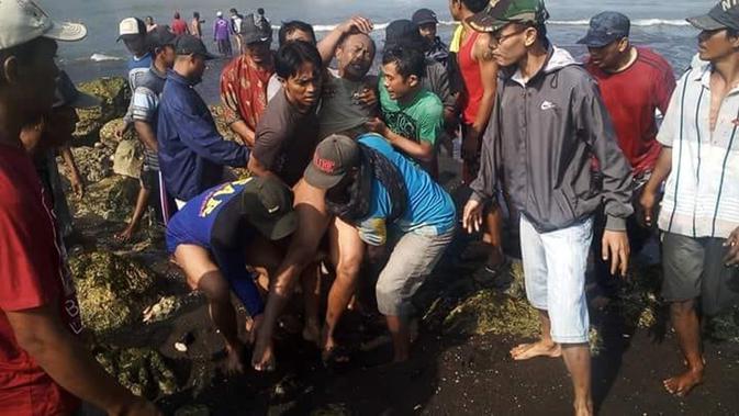 Evakuasi dan pencarian korban musibah perahu tenggelam setelah tergulung ombak besar di perairan Pelawangan Puger, Kecamatan Puger, Jember. (Foto: Dok. BNPB/Sutopo Purwo Nugroho)