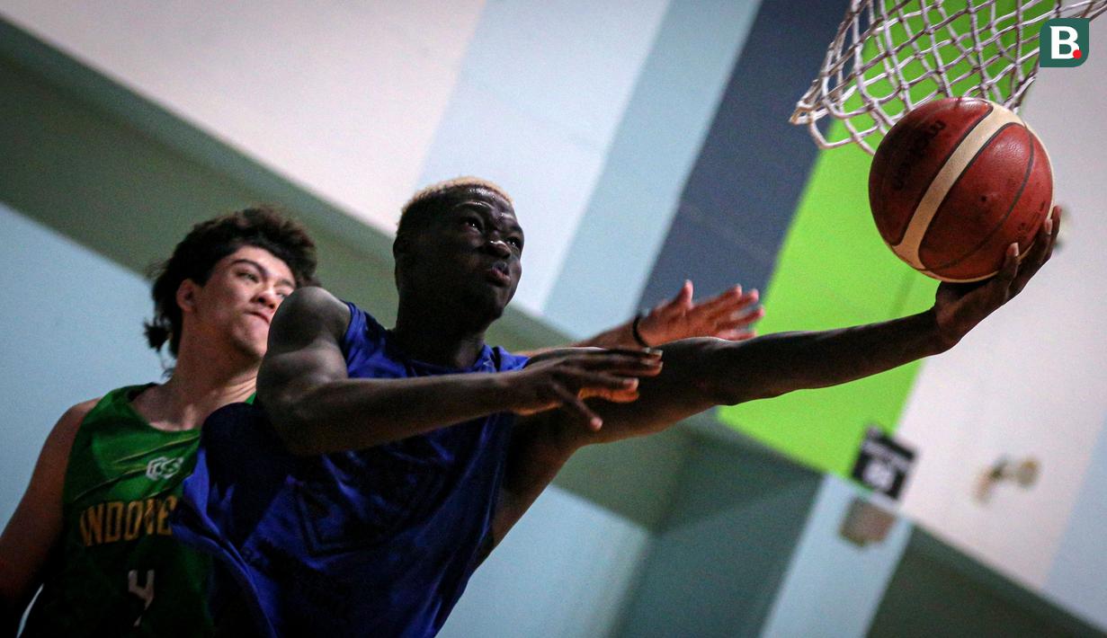 Pemain Timnas Basket Indonesia, Dame Diagne (kanan) melakukan lay up saat pemusatan latihan Timnas Basket Indonesia untuk SEA Games 2023 Kamboja di GBK Arena, Senayan, Jakarta, Rabu (03/05/2023). (Bagaskara Lazuardi)