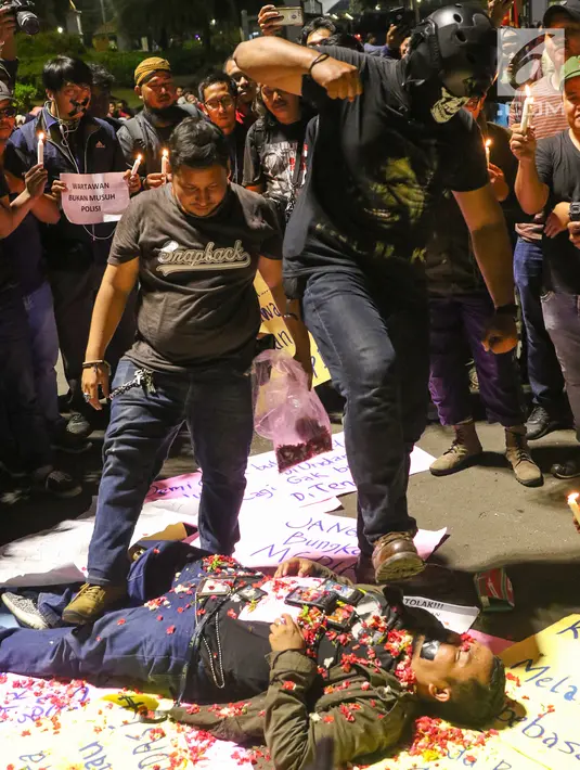 Wartawan melakukan aksi teatrikal tolak kekerasan jurnalis di depan Istana Merdeka, Jakarta, Kamis (26/9/2019). Mereka mengecam kekerasan terhadap jurnalis oleh kepolisian saat peliputan unjuk rasa di Gedung DPR. (Liputan6.com/Angga Yuniar)