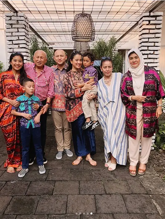 Seperti diketahui, November 2014 lalu Marcella Zalianty baru mengetahui bahwa putra keduanya, Magali mengidap tumor jinak dikepala. Tetapi jauh sebelum itu, sejak melahirkan Marcella memang sudah curiga pada kondisi anaknya. (Instagram/marcella.zalianty)