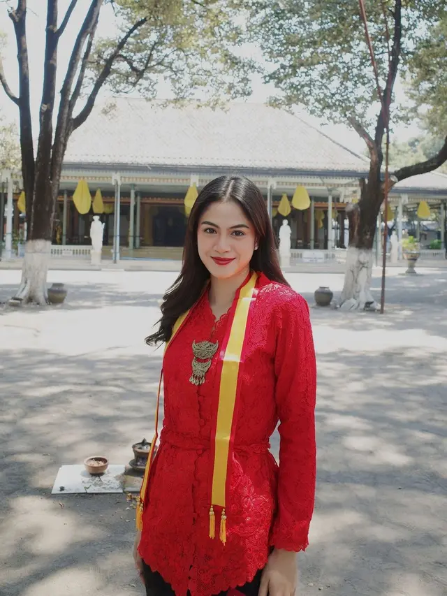 6 Potret Gaya Dua Aktris Muda Hana Saraswati dan Yasmin Napper Kenakan Kebaya saat Belajar Karawitan di Museum Keraton Solo