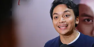 Calvin Jeremy kembali berkarya setelah vakum selama enam tahun. Pada 28 Maret 2018 kemarin, Calvi kembali meluncurkan album terbarunya yang berjudul Nostalgia. (Adrian Putra/Bintang.com)