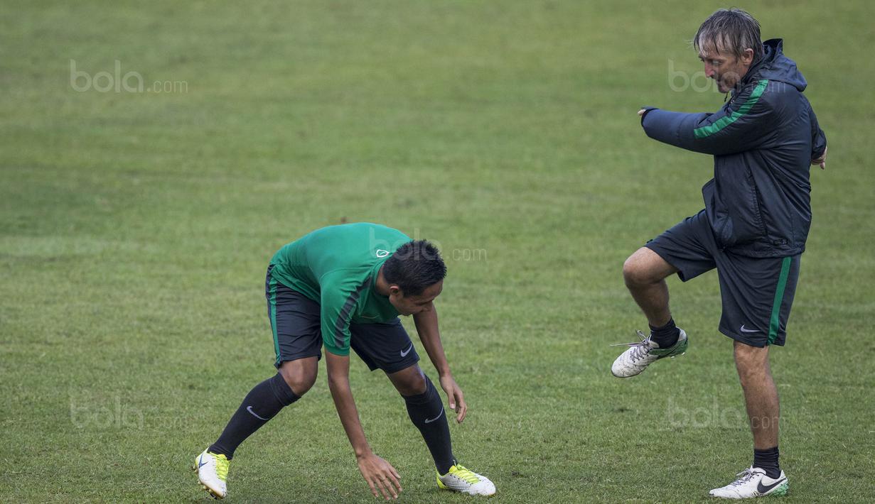 Gelandang Timnas Indonesia, Evan Dimas, diminta pelatih fisik, Miguel Gandia, untuk push up usai latihan di Stadion UKM, Selangor, Sabtu (19/8/2017). Evan kalah saat bermain crossbar dengan Miguel. (Bola.com/Vitalis Yogi Trisna)