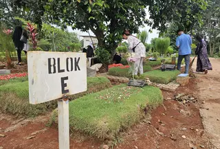 Sejumlah warga Depok berziarah ke makam orang tuanya di TPU Bedahan, Sawangan, Depok. (Liputan6.com/Dicky Agung Prihanto)