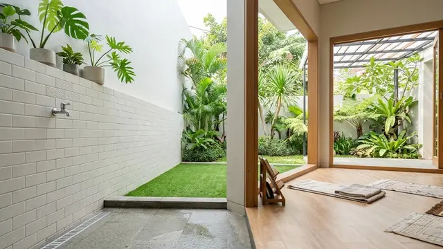 Tempat Wudhu di Samping Mushola dengan Lantai Lebih Rendah