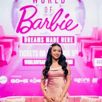 Dalam balutan gaun mini satin dengan potongan off-shoulder, Naura tampil bak Barbie hidup, feminin, elegan, dan percaya diri. [@naura.ayu].