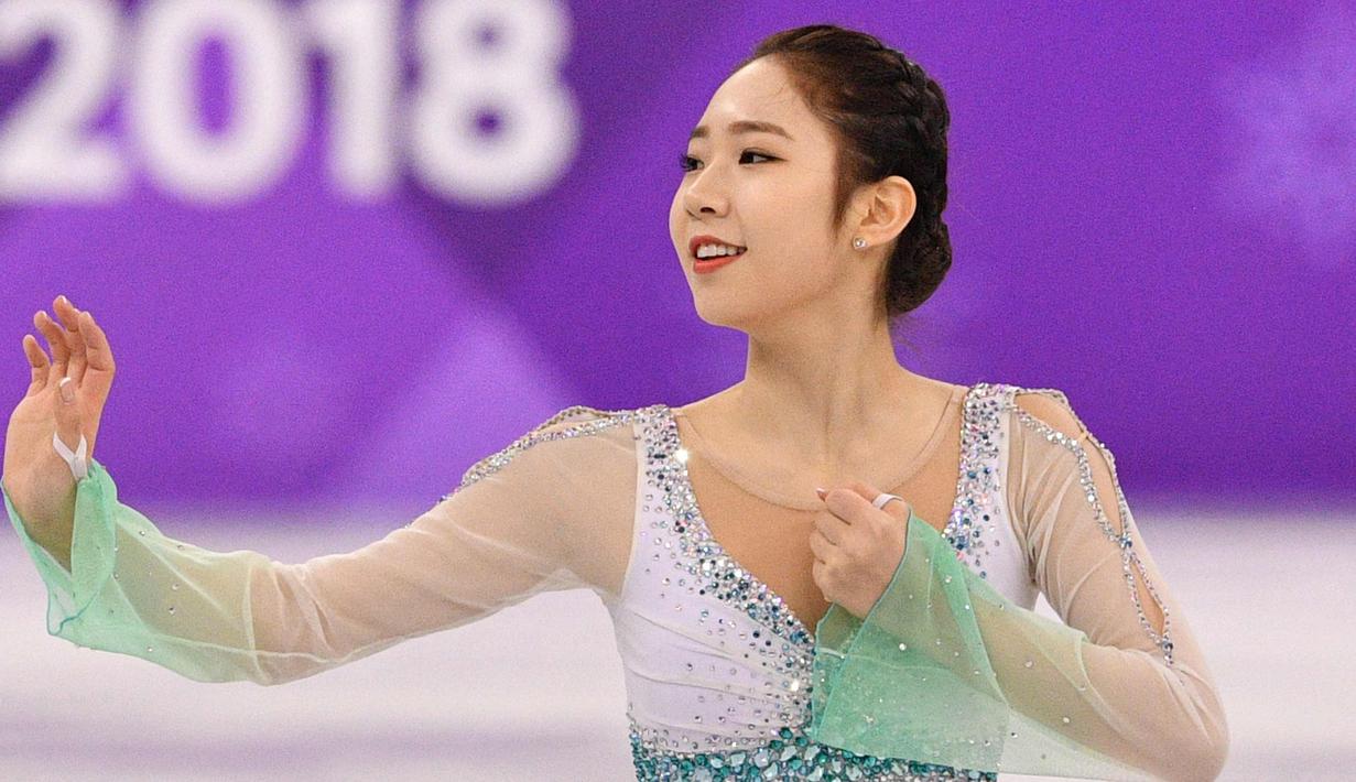Choi Dabin bersaing dalam kejuaraan figure skating selama Olimpiade Musim Dingin 2018 di Gangneung Ice Arena, Gangneung, Korea Selatan (21/2). Choi Dabin merupakan atlet Korea Selatan kelahiran 19 Januari 2000. (AFP Photo/Mladen Antonov)