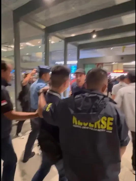 Vincent tampak meluapkan emosinya di depan Steven yang dikawal ketat. Terus menatap wajah Steven dan meluapkan kekesalannya. Begitu juga Jessica Iskandar tampak tak henti-hentinya teriak. [Instagram/inijedar]