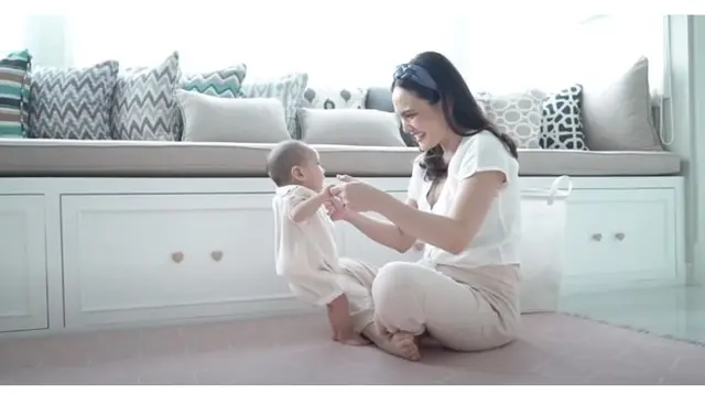 Masuki Usia 5 Bulan, Ini 6 Momen Shandy Aulia Ajari Baby Claire Merangkak