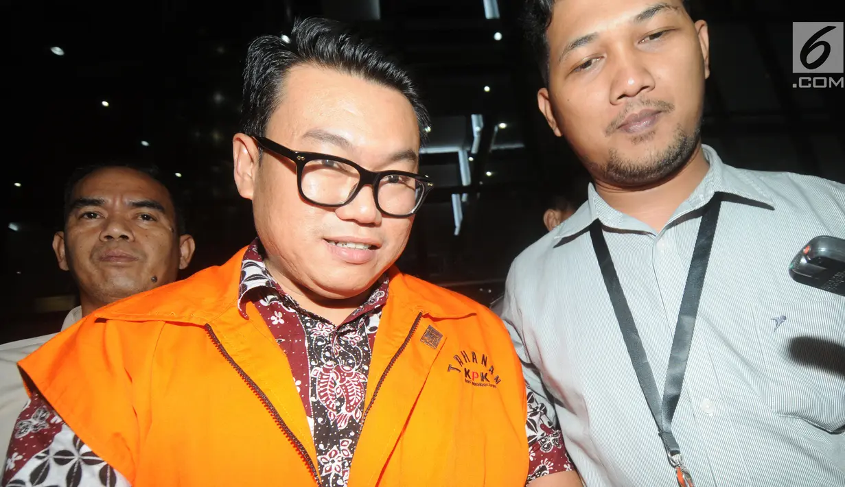Dirut Perum Perindo, Risyanto Suanda berjalan keluar usai menjalani pemeriksaan 1x24 jam di Gedung KPK, Jakarta, Rabu (25/9/2019). Risyanto resmi ditetapkan sebagai tersangka menerima suap terkait izin kuota impor jenis ikan frozen pacific mackerel atau ikan salem. (merdeka.com/Dwi Narwoko)