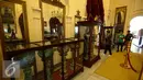 Sejumlah peninggalan Kerajaan Siak dipamerkan dalam peti kaca di Istana Siak Sri Indrapura, Riau, Kamis (21/7). Istana Siak Sri Indrapura adalah istana peninggalan Kesultanan Siak yang merupakan kerajaan Islam terbesar di Riau.(Liputan6.com/Faizal Fanani)