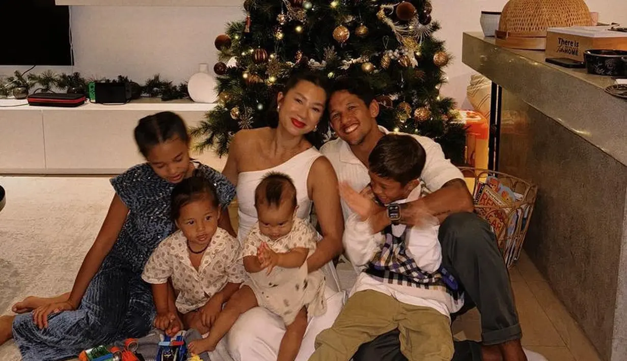 Merayakan Natal di rumah bersama keluarga, Jennifer dan Irfan Bachdim kompak mengenakan busana warna putih. [@jenniferbachdim]