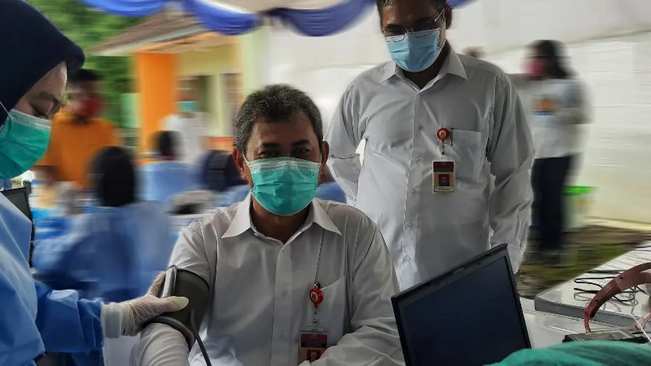 Kadindik Banten, Thabrani, Saat Di Vaksin Covid-19. (Dokumentasi Pemprov Banten).