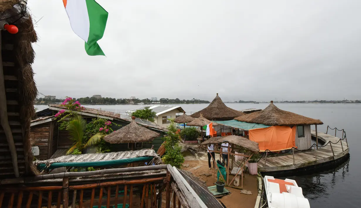 Gambar pada Agustus 2019, pemandangan resor di pulau buatan dari sampah plastik daur ulang di Laguna Ebrie di Abidjan, Pantai Gading. Eric Becker asal Prancis membangun sebuah pulau terapung dari sekitar 700.000 sampah plastik daur ulang yang dikumpulkan di daerah sekitarnya. (ISSOUF SANOGO/AFP)