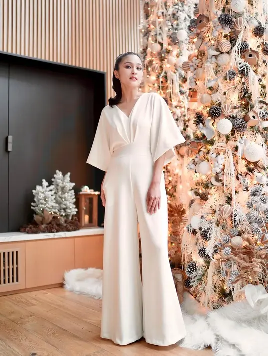 Overall dengan lengan batwing bisa jadi pilihan untuk tampil simple namun tetap elegan dan berkelas. [Foto: IG/sandradewi].