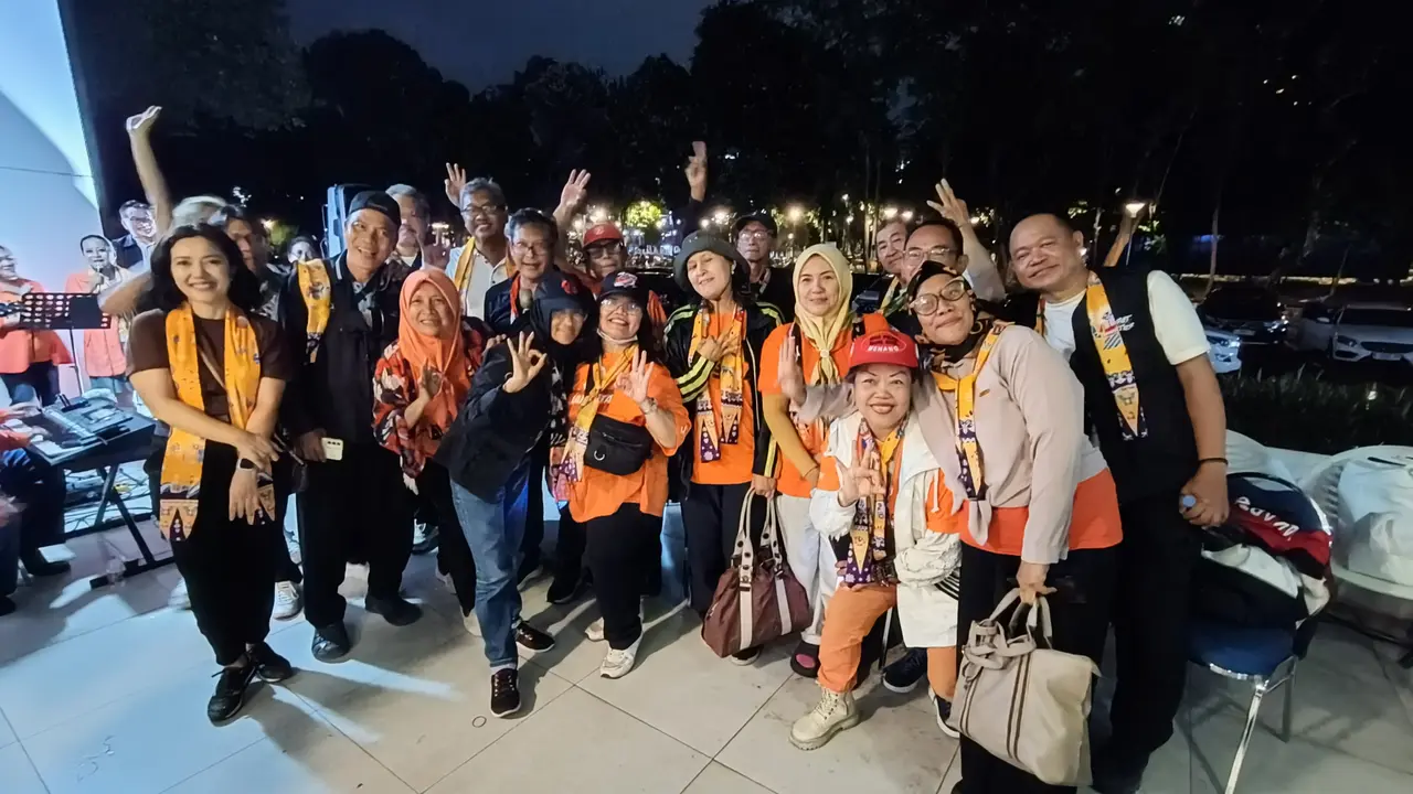Relawan Alumni Institut Teknologi Bandung (ITB) yang tergabung dalam komunitas ‘Alumni ITB Menyala’ menggelar syukuran di Kompleks Gelora Bung Karno, Jakarta Pusat, Rabu (4/12) (Istimewa)