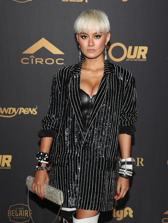 Agnez Mo berpose untuk fotografer di karpet merah pesta ulang tahun ke-42 DJ Khaled di Los Angeles, 2 Desember 2017. Agnez Mo tampil menantang dengan gaya tanpa bawahan dan blazer longgar sequined sebagai luaran. (Jerritt Clark/Getty Images for Ciroc/AFP)